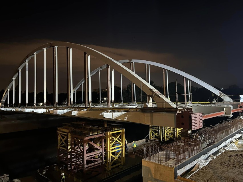Do końca nasuwania konstrukcji mostu Chrobrego ruch na Odrze...