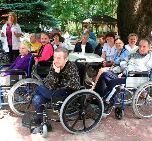 Na placu przy Domu Pomocy Społecznej "Nad Potokiem&#8221; przy ulicy Struga 88, zorganizowano we wtorek udany piknik integracyjny dla mieszkańców Domu Pomocy Społecznej i mieszkańców osiedla "Nad Potokiem&#8221;.  