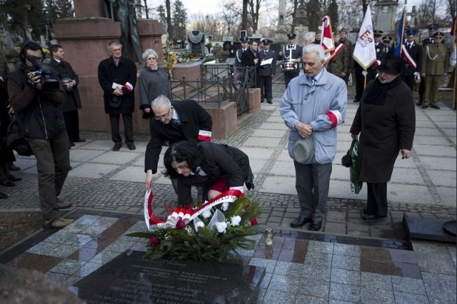 Przy Pomniku Ofiar na cmentarzu przy ulicy Limanowskiego złożono kwiaty i zapalono znicze.