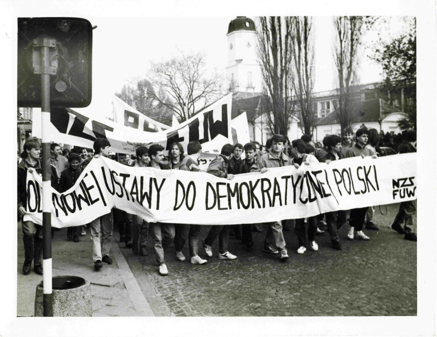 Studenci z Niezależnego Zrzeszenia Studentów podczas wiecu...