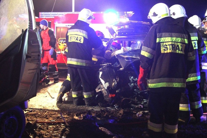 Śmiertelny wypadek na ekspresowej "7" koło Tokarni. Wielu rannych. Jeden z kierowców jechał pod prąd, doszło do czołowego zderzenia! 