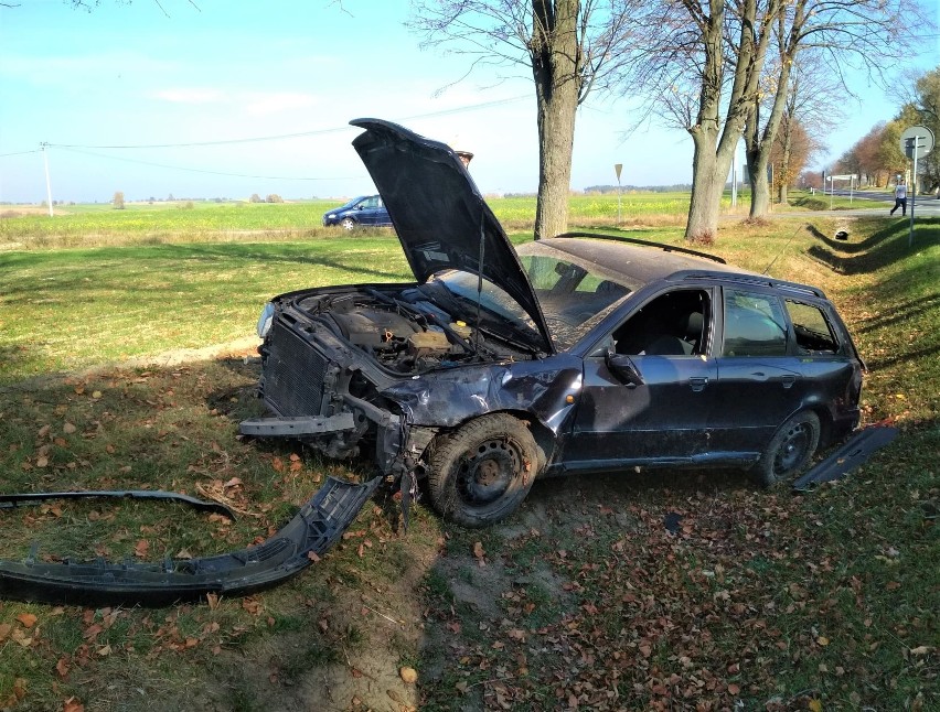 Piotrowo Krzywokoły: Wypadek samochodu osobowego marki audi. Dziecko trafiło do szpitala [ZDJĘCIA]