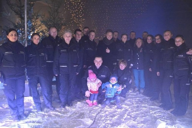 Policjanci i muzycy na planie teledysku w Bazie Zbożowej w Kielcach.