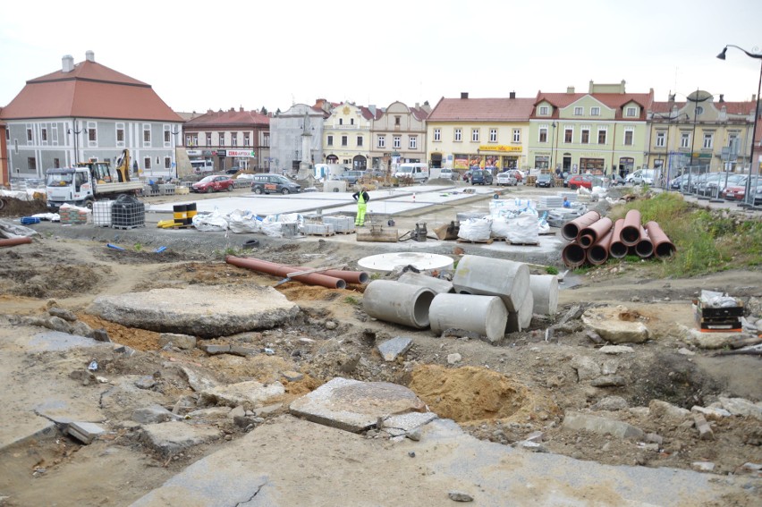 Bochnia. Odkryte ruiny ratusza nie zostaną wyeksponowane, rozpoczęło się ich zasypywanie [ZDJĘCIA]