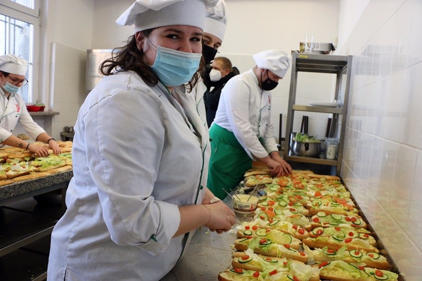 Wrocław: Uczniowie przygotowują 2000 kanapek dziennie dla ukraińskich uchodźców