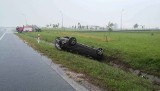 Wypadek na autostradzie A1 pod Włocławkiem. 2 osoby trafiły do szpitala po dachowaniu [zdjęcia]