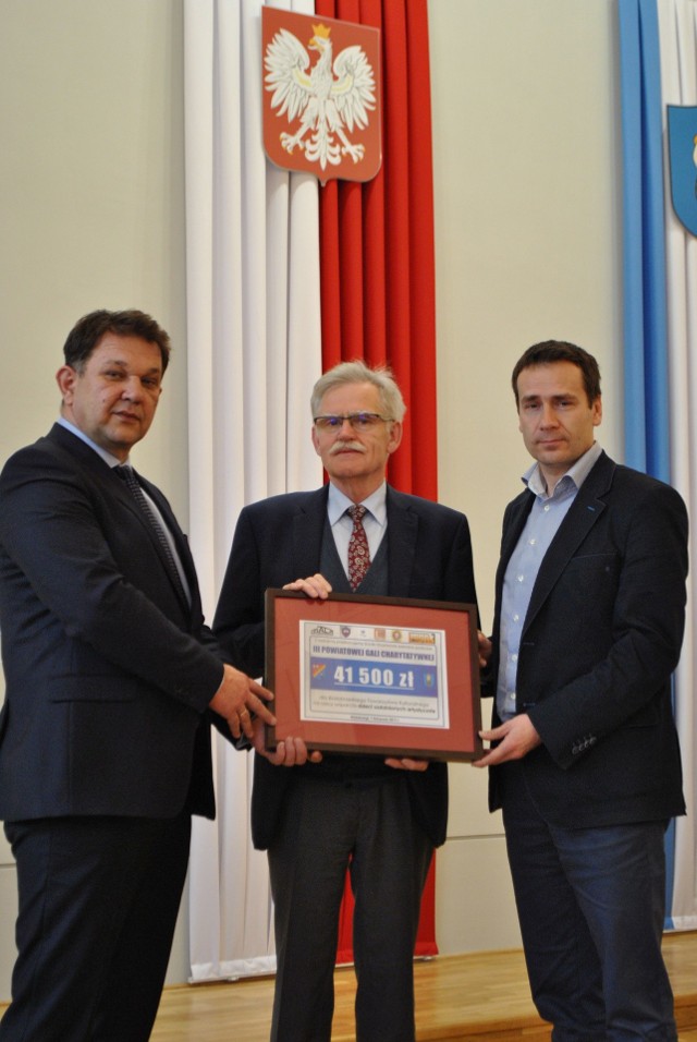 Od lewej: starosta Andrzej Oziębło, Adam Świeczko i Adam Bolek z symbolicznym czekiem na wsparcie dla uczniów.