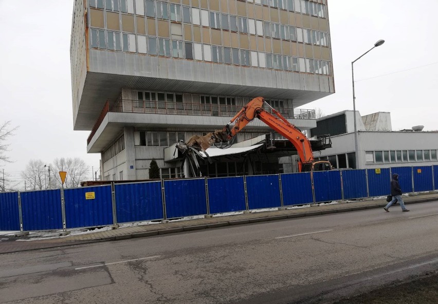 Oświęcim. W miejscu wyburzonego hotelu „Glob”, tuż obok dworca kolejowego ruszyła budowa parkingu wielopoziomowego. Będzie gotowy w 2020 r.