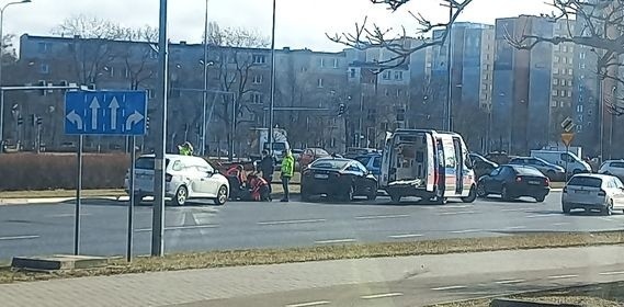 Białystok. Kierowca zasłabł prowadząc auto i trafił do szpitala. Na ul. Kopernika były utrudnienia [ZDJĘCIA]