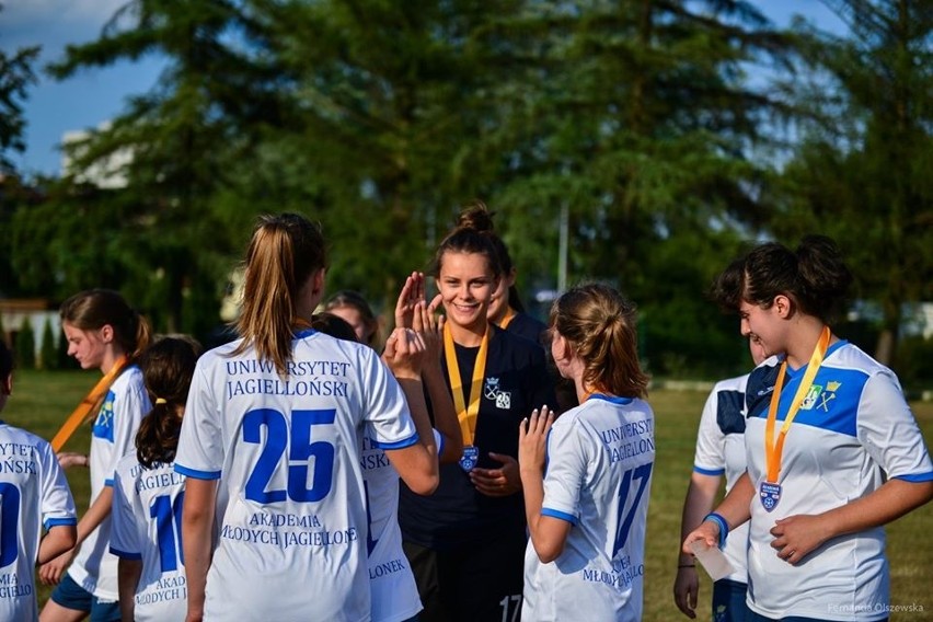 Piłka kobieca. Zawodniczka AZS UJ Kraków Kinga Wilk marzy o podium w piłkarskiej ekstralidze 