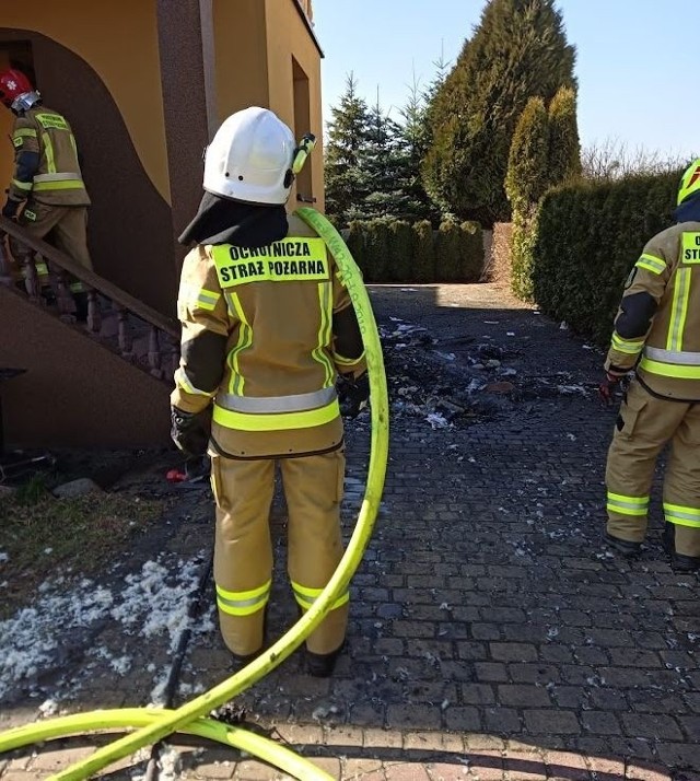 Ogień pojawił się w niedzielę (13.03) w pomieszczeniu gospodarczym w Szymiszowie (gm. Strzelce Opolskie) i szybko przeniósł się na sąsiadujący z nim budynek mieszkalny.