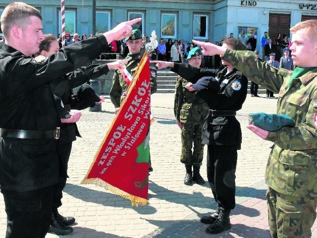 Ślubowanie na szkolny sztandar wyróżnionych uczniów klas mundurowych, którzy osiągnęli dobre wyniki w nauce.