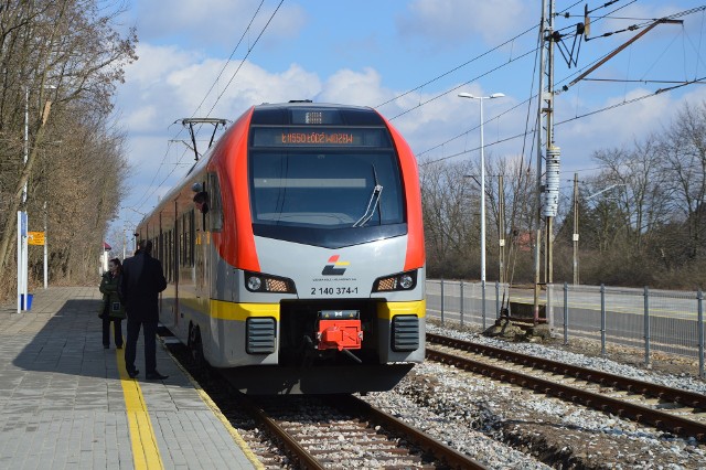 Pociągi ŁKA na wielu trasach zostaną zastąpione autobusami. Pasażerów czekają uciążliwe przesiadki.