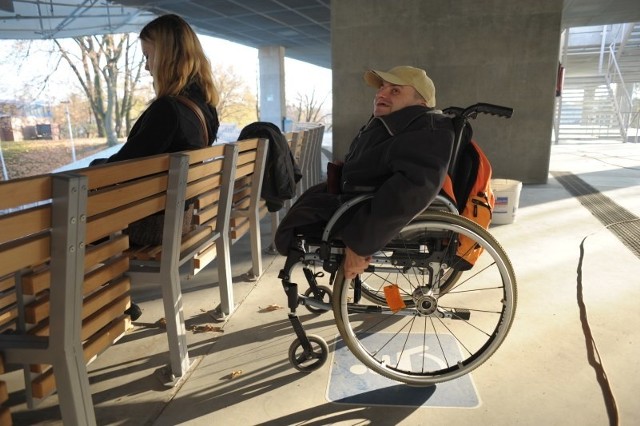 - Gdy w ostatnim rzędzie krzesełek siedzą widzowie, to niepełnosprawni na wózkach już nic nie zobaczą - mówi radny Adam Pieszczuk.