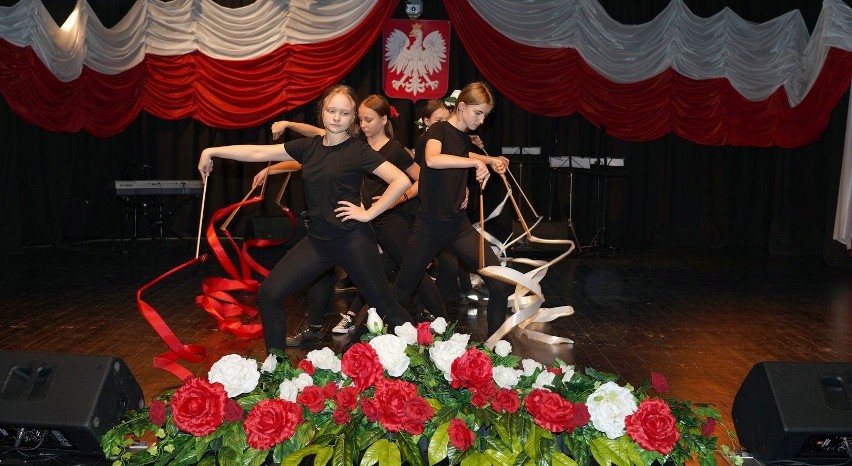 „Piękna nasza Polska cała …” Koncert w Kazimierskim Ośrodku Kultury z okazji Święta Niepodległości