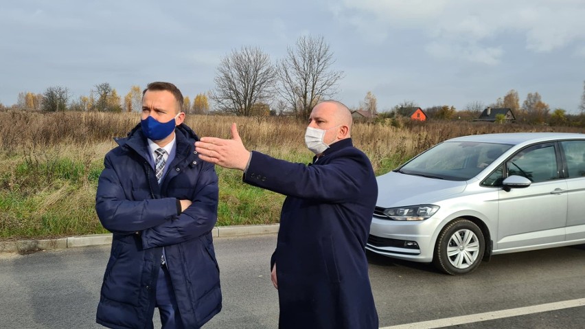 Minister Michał Cieślak w strefie inwestycyjnej "Jędrzejów Południe". Polityk pod wrażeniem pracy burmistrza Marcina Piszczka i jego ekipy