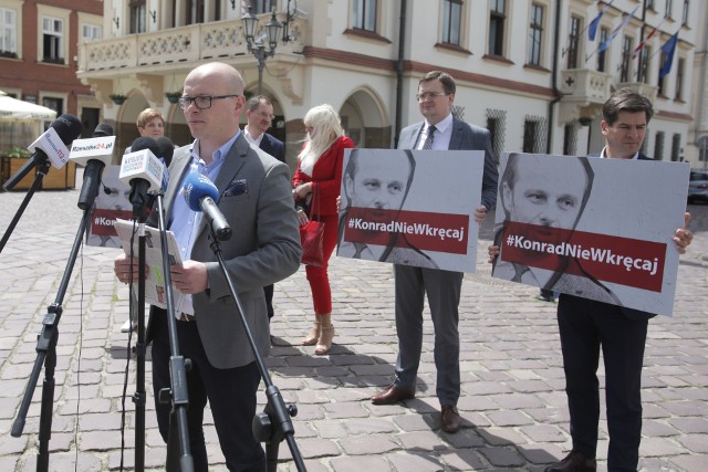 Radni z klubu PiS przygotowali hasła z wizerunkiem kandydata na prezydenta Rzeszowa i napisem: "Konrad, nie wkręcaj".