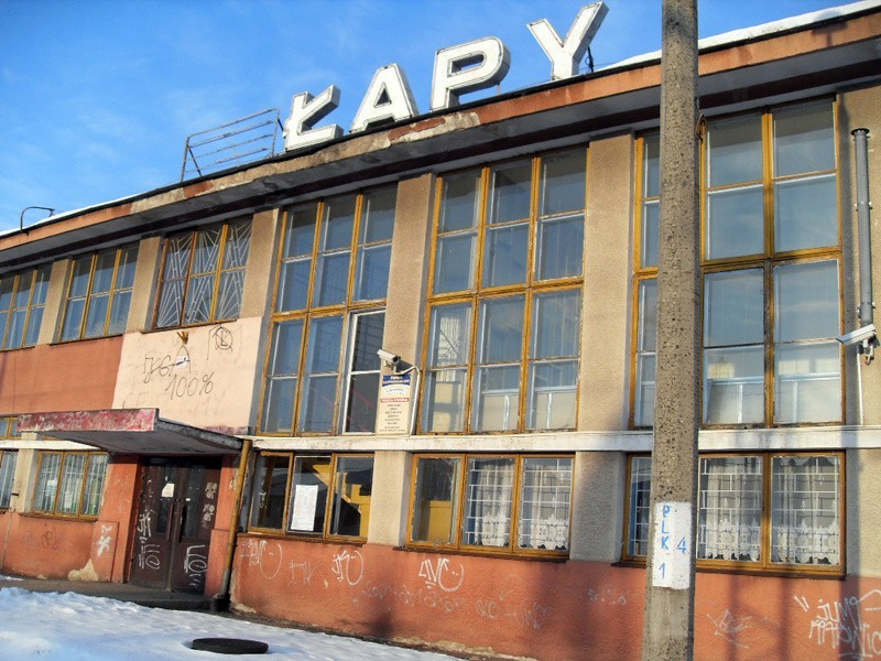 Dworzec PKP w Łapach zamknięto na cztery spusty, a podróżni...