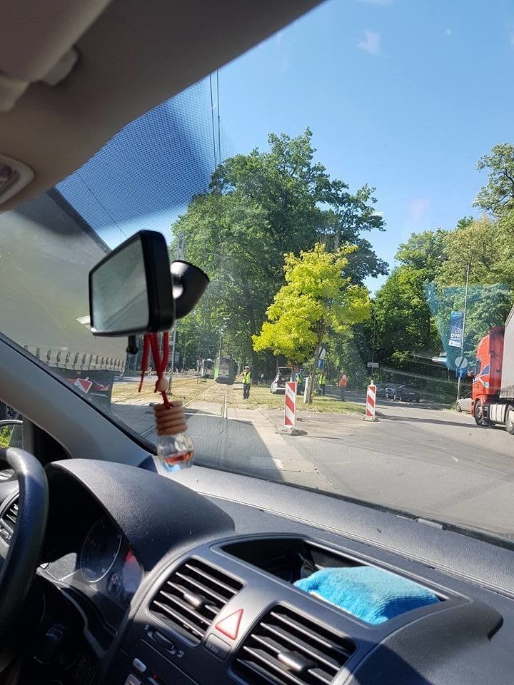 Groźna kolizja w Szczecinie. Ciężarówka uderzyła w tramwaj. ZOBACZ moment zderzenia [WIDEO]