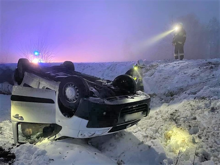 W Otorowie samochód osobowy wypadł z drogi i dachował