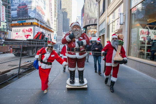 SantaCon to cykliczne wydarzenie, które tak opisują jego organizatorzy:„SantaCon to charytatywna, niekomercyjna, apolityczna i bezsensowna konwencja Świętego Mikołaja, która odbywa się raz w roku, aby szerzyć absurdalną radość."Tegoroczna edycja imprezy odbędzie się już 9 grudnia – jeśli planujecie być w tym czasie w Nowym Jorku, polecamy wziąć w niej udział lub śledzić jej przebieg. CC BY 2.0