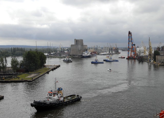 Jeśli chcemy, by szczeciński port stał się konkurencyjny, trzeba zapewnić głębokośc toru do 12,5 m, by mogły tu zawijać większe statki.