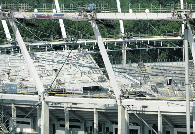 Stadion Śląski, duma i synonim nowoczesności Śląska w czasach PRL-u. W 1993 r. Polski Związek Piłki Nożnej nadał mu miano"Stadionu Narodowego", ale potem było już tylko gorzej. Dziś jest symbolem nieudolności władz samorządu wojewódzkiego, marnotrawstwa publicznych pieniędzy i pogrzebania aspiracji naszego regionu do organizowania wielkich widowisk sportowych.  Plany budowy dużego obiektu sportowego w polskiej części Górnego Śląska z widownią na kilkadziesiąt tysięcy osób powstały już w latach międzywojennych. W 1939 gotowy był projekt przygotowany przez Adama Kocura - prezydenta Katowic i zarazem przewodniczącego komitetu budowy stadionu. Obiekt miał przypominać Stadion Olimpijski w Berlinie. Plany pokrzyżowała wojna. W czasach PRL-u projekt najpierw nie zmieścił się w planie sześcioletnim, ale w 1950 roku podczas posiedzenia Wojewódzkiej Rady Narodowej w Katowicach zapadła decyzja o jego budowie. Stadion zaprojektował Julian Brzuchowski, kierownikiem robót był inż. Wiktor Pade.Roboty rozpoczęły się w 1951 roku. Przy budowie pracowali społecznie również mieszkańcy regionu. Spędzili tam łącznie 589 938 roboczogodzin, a wartość tej pracy szacuje się na 1,5 mln ówczesnych złotych. Obiekt ukończono latem 1956 r.Pamiętny mecz (20 października 1957 r.) Polska - ZSRR wygrany 2:1 przez naszą reprezentacje oglądało 100 tys. kibiców. Rekord frekwencji, 120 tys. osób  padł jednak 18 września 1963, podczas meczu piłkarskiego Pucharu Europy Mistrzów Krajowych Górnik Zabrze - Austria Wiedeń. Ostatni mecz na tym obiekcie rozegrano 14 października 2009. Wtedy to porażkę Polski 0:1 ze Słowacją oglądało tylko 4 tys. widzów.Ten ostatni wynik najlepiej obrazuje nie tylko upadek polskiej piłki ale przede wszystkim obiektu.Stadion Śląski  mogący pomieścić dziś teoretycznie 55 tys. widzów jest zamknięty od jesieni 2009 roku. Wtedy to rozpoczął się końcowy etap jego modernizacji na którą wydano już ponad pół miliarda złotych publicznych pieniędzy.  Jego finałem było pęknięcie  15 lipca 2011 roku dwóch "krokodyli" czyli łączników lin podtrzymujących konstrukcję dachu. Przedłużająca się przerwa na budowie była powodem odstąpienia w czerwcu 2013 r. przez generalnego wykonawcę od umowy na realizację inwestycji.Dziś na Stadionie Śląskim niewiele się dzieje. Trwa budowa  zaplecza rozgrzewkowo-treningowego dla lekkoatletów. Ma kosztować 8,5 mln złotych i będzie gotowe do końca roku. W przyszłości na stadionie chce grać Ruch Chorzów. W styczniu tego roku klub podpisał  w tej sprawie list intencyjny z zarządem woj. śląskiego. Z kolei wicemarszałek woj. śląskiego Arkadiusz Chęciński w lutym tego roku zadeklarował, że modernizowany Stadion Śląski będzie gotowy w 2016 r. Czy zapełni się jeszcze widzami? Trudno powiedzieć.(CIS)