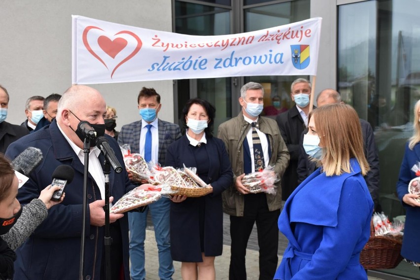 Przedstawiciele lokalnych samorządów wraz z radnymi i...