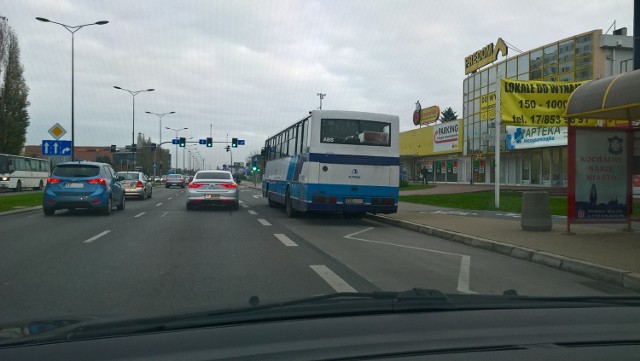 Czy tak powinien parkować samochód zawodowy kierowca?