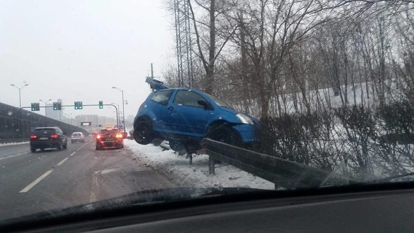 Wypadek na DTŚ w Katowicach tuż przed zjazdem do tunelu