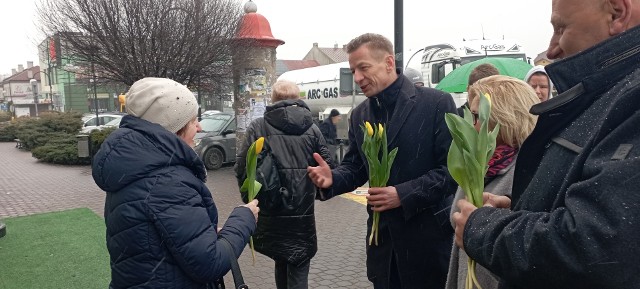 Rafał Kasprzyk z partii Polska 2050 Szymona Hołowni w Dzień Kobiet odwiedził Jędrzejów by porozmawiać z mieszkankami i podarować im kwiaty. Więcej na kolejnych zdjęciach.