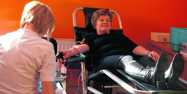 Sołtys Huty Szklanej Barbara Zielińska także wzięła udział w mikołajkowej akcji oddawania krwi w Bielinach.