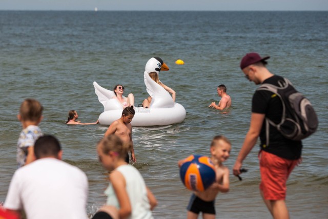 BezpieczeństwoSprawa najważniejsza, czyli bezpieczeństwo. W Gdańsku codziennie o plażowiczów dba 75 ratowników, w Gdyni – 38. Na niektórych plażach w Trójmieście są też wydzielone specjalne miejsca do kąpieli dla dzieci.