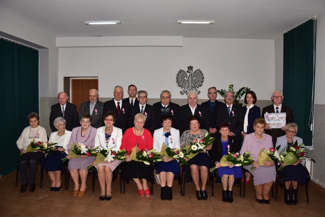 W Łabiszyńskim Domu Kultury odbyła się uroczystość, w trakcie której małżeństwa świętowały jubileusze 50-lecia i 60-lecia pożycia. Złote gody to wyjątkowe święto. Obchodzili je: Regina i Tadeusz Kala, Mieczysława i Eugeniusz Kozik, Sabina i Mieczysław Kubiccy, Krystyna i Tadeusz Łaszewscy, Irena i Józef Popielarzowie. Zofia Rybicka, Eugenia Bezpalko (mężowie nie mogli wziąć udziału w uroczystości ze względu na zdrowie). Każdy z uczestników uroczystości świętujący półwiecze małżeństwa otrzymał medal od Prezydenta Rzeczypospolitej Polskiej za długoletnie pożycie. Jubileusze 60-lecia małżeństwa świętowali: Maria i Leonard Trepińscy,Zofia i Zygmunt Wiśniewscy, Zenona i Antoni Wiśniewscy. Na uroczystość nie mogła przybyć trzecia z par, które świętowały ten zacny jubileusz: Krystyna i Jan Bujewscy. Po zakończeniu oficjalnej części, wszyscy zasiedli do stołu, gdzie wspólnie wypili kawę i wznieśli tradycyjną lampkę szampana.