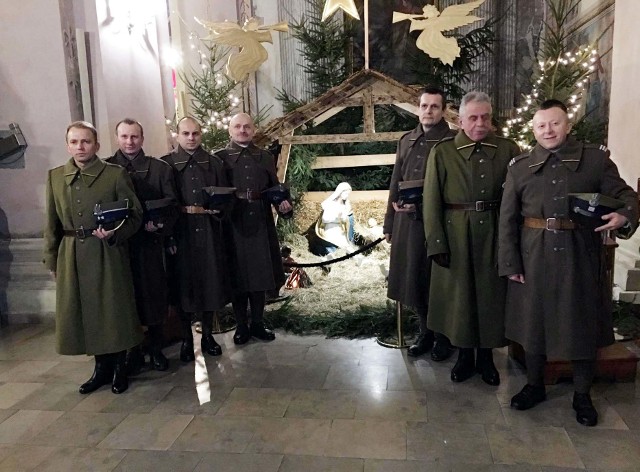 Siedmiu członków Stowarzyszenia Historycznego im. 10 Pułku Piechoty w Łowiczu wzięło udział w mszy pasterkowej w kościele ojców pijarów