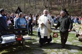 Wielka Sobota w Górach Opawskich. Mieszkańcy i turyści poświęcili pokarmy przy kapliczce na Cichej Polanie