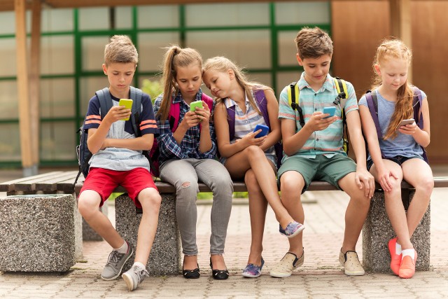 Uczniowie coraz więcej czasu spędzają, przeglądając aplikacje w swoich smartfonach i telefonach