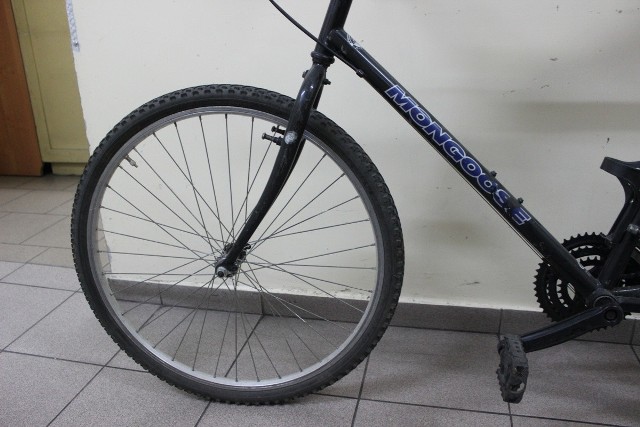 Czarny rower górski znaleziony w toruńskim parku. Policja szuka właściciela jednośladu