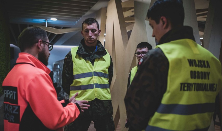Radomscy żołnierze Wojsk Obrony Terytorialnej wspierają służby na lotnisku Chopina w Warszawie w zakresie ograniczania koronawirusa