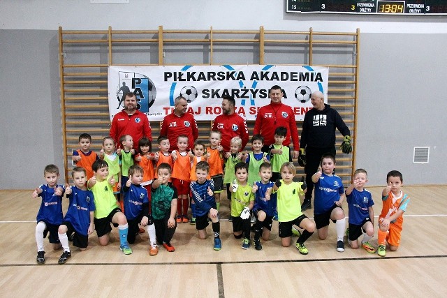 Adepci futbolu z Piłkarskiej Akademii Skarżyska sobotę spędzili bardzo sympatycznie. Jednak nie tylko grali i trenowali, jak zazwyczaj, ale włączyli się też do akcji pomocy Elizie Perkosz.