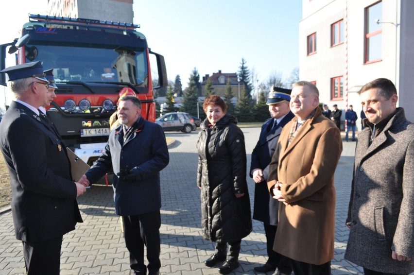 Uroczyste przekazanie wozów. Od lewej stoją naczelnik OSP w...