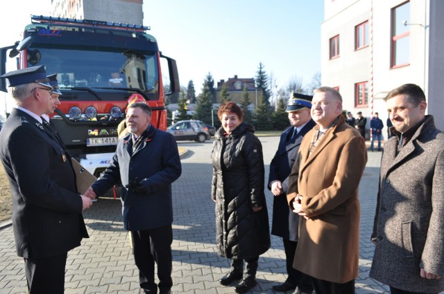 Uroczyste przekazanie wozów. Od lewej stoją naczelnik OSP w Bałtowie Leszek Smoliński, dowódca JRG numer 1 w Ostrowcu Robert Sobczyk, poseł Andrzej Kryj, starosta Marzena Dębniak, komendant Robert Grudzień, senator Jarosław Rusiecki, wójt Hubert Żądło.