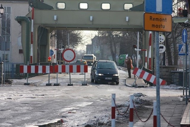 Na kierowcę przeciskającego się przez zapory wystarczyło poczekać&#8230; niecałe dwie minuty.