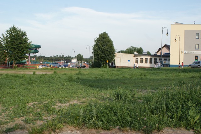 Wielki i pusty plac znajduje się w ścisłym centrum  Nowin, koło basenu "Perła". Mógłby tam powstać ozdobny skwer. 