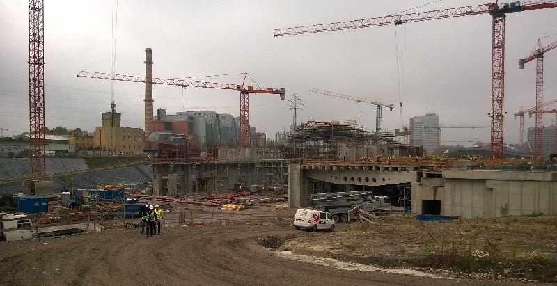 Budowa dworca Łódź Fabryczna: Roboty na górze i na dole. Powstają fasady, dach i torowisko [ZDJĘCIA]