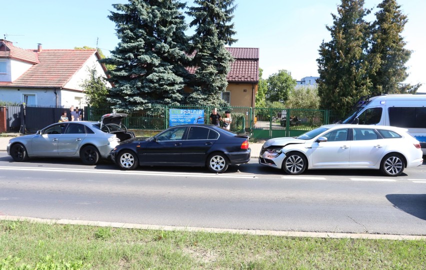 Wypadek i kolizja na ulicy Zbrowskiego w Radomiu. Jedna osoba ranna. Były utrudnienia w ruchu 