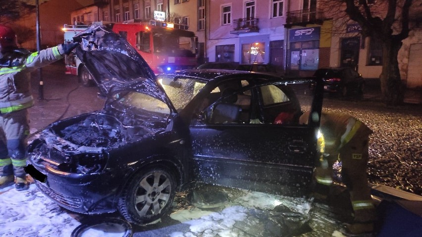 To nie mogło się dobrze skończyć. Pożar auta w centrum Chełma. Zobacz zdjęcia