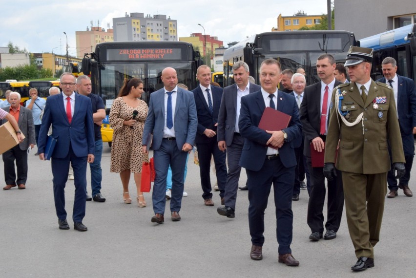Miejskie Przedsiębiorstwo Komunikacji w Kielcach podarowało cztery autobusy Ukrainie. Pojadą do Winnicy i Równego   