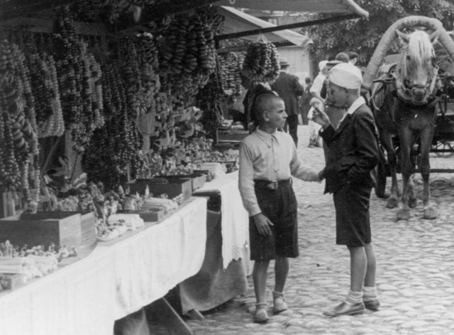 Kup dla mnie obwarzanków - tak pewnie mówił ten młodzik na Jarmarku na Jana. Fot.  ok. 1935 r.