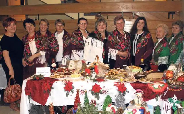 Podczas konferencji swoje tradycyjne potrawy i ozdoby świąteczne zaprezentowały też panie z z kół gospodyń wiejskich z gminy Krzywcza